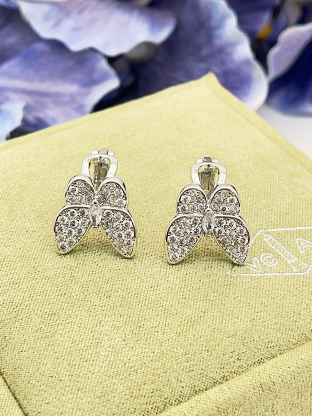 Van Cleef & Arpels White Earrings